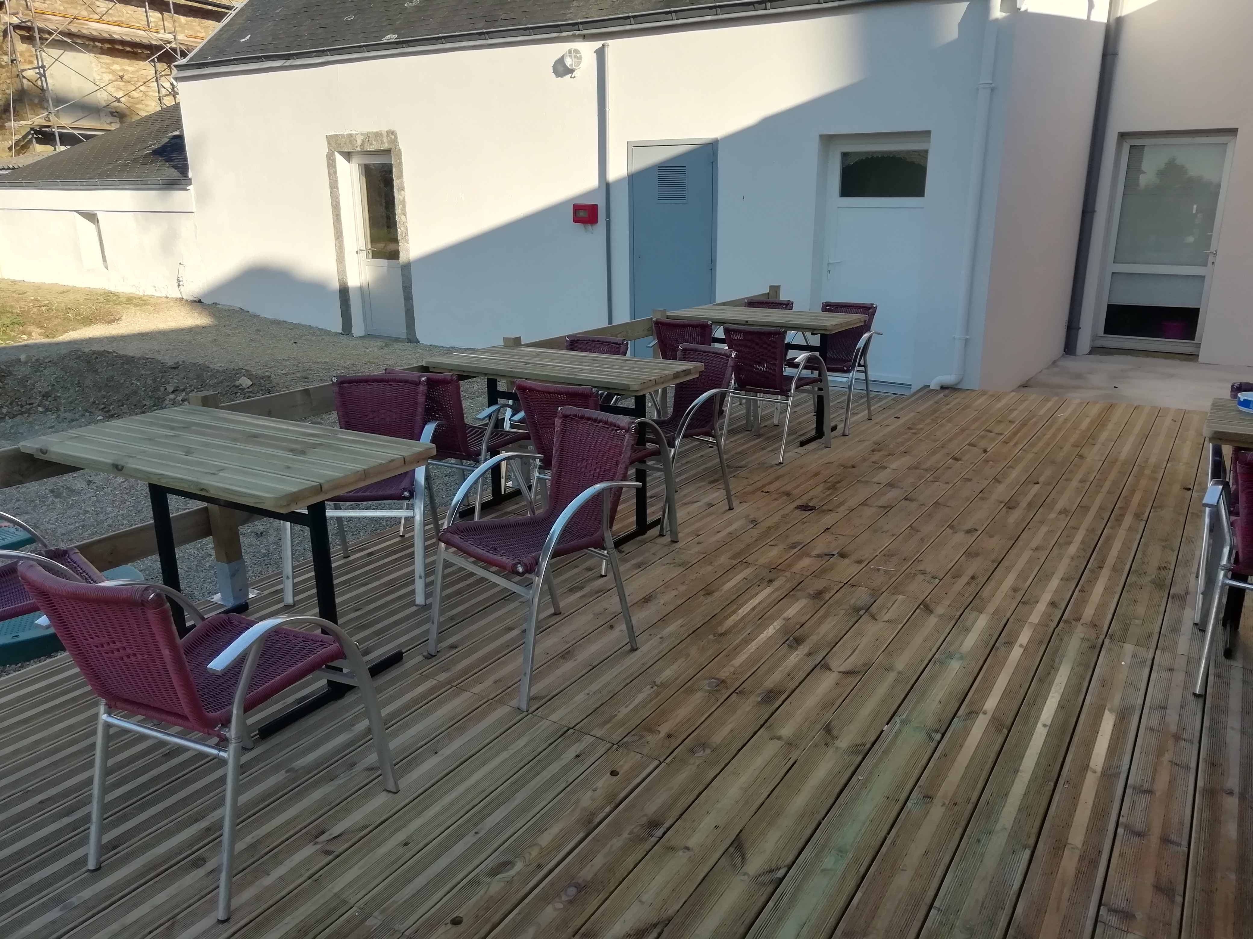 APPEL A MANIFESTATION D’INTERET POUR L’OCCUPATION ET L’EXPLOTATION D’UN CAFÉ/RESTAURANT DANS LE CENTRE BOURG DE LA COMMUNE DE GOURLIZON


1.	Présentation et objet de l’avis d’appel à manifestation d’intérêt : 

La communauté de communes du haut Pays Bigouden (CCHPB) est propriétaire d’un commerce situé 10 rue de la Mairie 29710 GOURLIZON qu’elle a acquis dans le but de maintenir un commerce de proximité sur la commune de GOURLIZON, et ont été spécialement aménagés à cet effet, dans le cadre de ses compétences en matière de développement économique.
L’objectif est d’en faire un lieu animé, diversifié et attractif pour les habitants et les visiteurs. Cet espace est destiné à accueillir de nouveaux commerçants, indépendants, mais pas de franchisés.
Conformément à l’article L. 2122-1-1 du Code général de la propriété des personnes publiques, la CCHPB lance un appel à manifestation d’intérêt pour l’occupation et l’exploitation économique de ce local commercial en vertu d’une convention portant autorisation d’occuper le domaine public.   

Cette occupation ne permettra pas de constituer un fonds de commerce au bénéfice de l’occupant.

2.	Présentation du local : 

Le local connu sous l’enseigne  « Le Barmad », est situé au milieu du bourg de Gourlizon et bénéficie d’une bonne visibilité et de nombreuses places de parking. Il jouit de deux terrasses (devant et arrière de l’établissement).

D’une surface d’environ 120 m², il dispose d’un laboratoire de préparation équipé (7,2 m²) avec réserve (8,64 m²), d’un bar et d’une salle (67,84 m²), d’un espace commerce (15,54 m²), 2 toilettes clients (dont un PMR) et d’un local technique avec toilette (6,62 m²).
Gourlizon est une commune du Sud-Finistère située à 15 minutes de la gare de Quimper et 10 minutes de Douarnenez. Le bourg se situe à quelques encablures de l’axe prioritaire Quimper Douarnenez.

La population de la commune est de 950 habitants au recensement de 2022. Elle a une densité de 95 habitants/km². Gourlizon connait une augmentation régulière de sa population depuis ces deux dernières décennies.

3.	Conditions d’occupation envisagées : 

-	Type de contrat : Autorisation d’occupation du domaine public
-	Redevance domaniale : 595 euros HT fixe (+ 1 % du chiffre d’affaires réalisé)
-	Durée de l’occupation : 5 années renouvelable 1 fois
-	Type d’activité envisagée : bar/restaurant/café et commerce de proximité

La CCHPB mettra à disposition de l’occupant une Licence IV.

4.	Procédure de sélection : 

4.1.	Visite des locaux

Les locaux pourront faire l’objet d’une visite sur demande des candidats sur le mail visé à l’article 4.4 au moins 8 jours calendaires avant la date limite de réception des propositions. En cas de demandes multiples, une visite commune à plusieurs candidats sera organisée. 


4.2.	Projet de contrat

Le projet de contrat est à retirer auprès de la CCHPB par les personnes intéressées en faisant la demande à l’adresse mail suivante : animateur.eco@cchpb.com 

4.3.	Éléments à transmettre par les candidats

Chaque candidature devra impérativement comprendre : 

-	Une note de présentation du projet, exposant l’activité envisagée (exemple : concept envisagé, boissons/denrée proposées, formules proposées, animations ou évènements, etc…), la clientèle visée, le positionnement commercial et les horaires d’ouverture ; 

-	Des éléments relatifs au montage juridique et financier du projet : 
o	Copie en couleur de la carte nationale d’identité ; 
o	Un extrait de casier judiciaire vierge ; 
o	Le cas échéant, copie des diplômes qualifiant pour la restauration ; 
o	Le cas échéant, un extrait de l’immatriculation au registre du commerce et des sociétés (extrait Kbis) et le dernier bilan avec les liasses fiscales ;
o	un curriculum vitae et tout document relatif à ses références professionnelles ;
o	Un plan de financement faisant apparaitre le financement initial et des éléments prévisionnels, notamment son apport personnel ;
o	Ce plan fera apparaitre la durée d’occupation nécessaire, le loyer proposé et le pourcentage de participation sur le chiffre d’affaires ;
o	Une attestation bancaire de solvabilité.

-	Toute information complémentaire que le candidat jugera utile d’apporter pour la bonne compréhension de son dossier.


4.4.	Critères de sélection 

- Qualité de la proposition (60%) : 
- expérience du porteur du projet 20 % ;
- nature et diversité de l’offre 20 % ;
- horaires d’ouvertures 20 % ;

- Viabilité économique de la proposition (40%) 
- cohérence du projet avec le secteur 20 % ;
- durée 10 % ;
- tarifs proposés 10 % ;

Pour toute candidature retenue, les candidats seront avertis d’une date d’entretien professionnel. 
À l’issue de ces entretiens, le jury se prononcera sur le choix du candidat. La CCHPB restera souveraine, en toute circonstance, pour désigner le choix du futur occupant.

4.5.	Contact et demandes de renseignements :

Indiquer le service à consulter : Annie KEROUEDAN, 02 98 54 49 04, animateur.eco@cchpb.com, 2A rue de la Mer, 29710 POULDREUZIC. 

Toute demande d’informations complémentaires se fera à l’adresse mail indiquée ci-dessus. 

4.6.	Modalités de transmission du dossier

Les dossiers devront être envoyées à l’adresse mail suivante : animateur.eco@cchpb.com avec la mention «manifestation d’intérêt :  commerce GOURLIZON ». 

4.7.	Date limite de réception des propositions

La date limite de transmission du dossier est le 30 avril 2026 à 17h00. Toute proposition réceptionnée après cette date ne sera pas prise en compte.  

4.8.	Publicité

Le présent avis de publicité fait objet d’un affichage au siège de la communauté de communes du haut Pays Bigouden, d’une publication d’un journal d’annonces locales et d’une publication sur le site internet de la CCHPB.