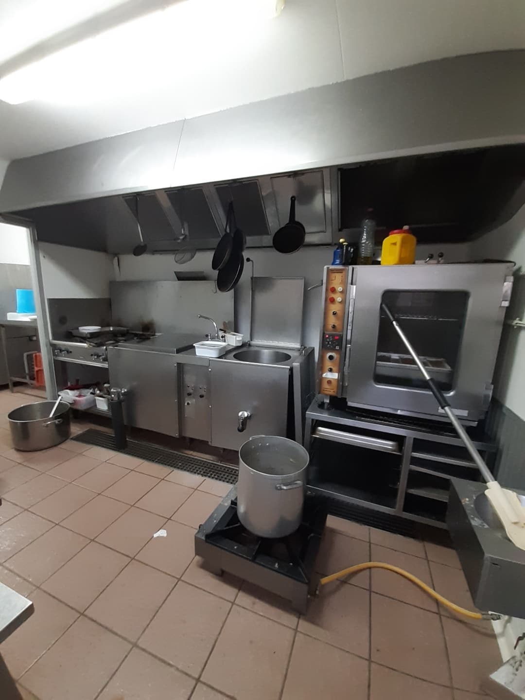 URGENT Boucherie Charcuterie Traiteur
sur la commune de Chatuzange le goubet
Prix de vente 120 000 euros


Magasin de 80m2 repris en 1999, entièrement refait en 2017 avec balances reliées et hachoir réfrigéré.
Laboratoire de 100m2 aux normes sanitaires, séchoir à saucisson, 2 chambres froides.
Bien situé dans village en pleine expansion, grand parking gratuit.
Accompagnement et logement possible.
Vente du fonds 120000 euros et location des murs 1500 euros