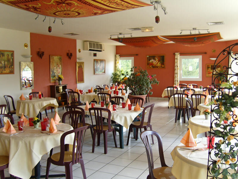 Restaurant idéalement situé à Cavagnac, au carrefour des sites touristiques majeurs tels que Martel, Collonges-la-Rouge, Turenne et Carennac. Le restaurant dispose d'une clientèle fidèle et bénéficie d'une forte affluence touristique en haute saison.

Capacité : 70 couverts en salle, 120 couverts en terrasse
Superficie totale : 5 000 m²
Terrasse ombragée avec vue sur le château et l’église de Cavagnac
Cuisine entièrement équipée (four mixte professionnel, chambre froide, cellule de refroidissement, crêpières)
Grand parking à disposition
Infrastructures : Piscine, parc de jeux communal mitoyen, cabane grill, studio
Fort potentiel de développement
Le prix de vente est fixé à 250 000 € à négocier pour fonds et murs:

180 000 € pour les murs
70 000 € pour le fonds de commerce