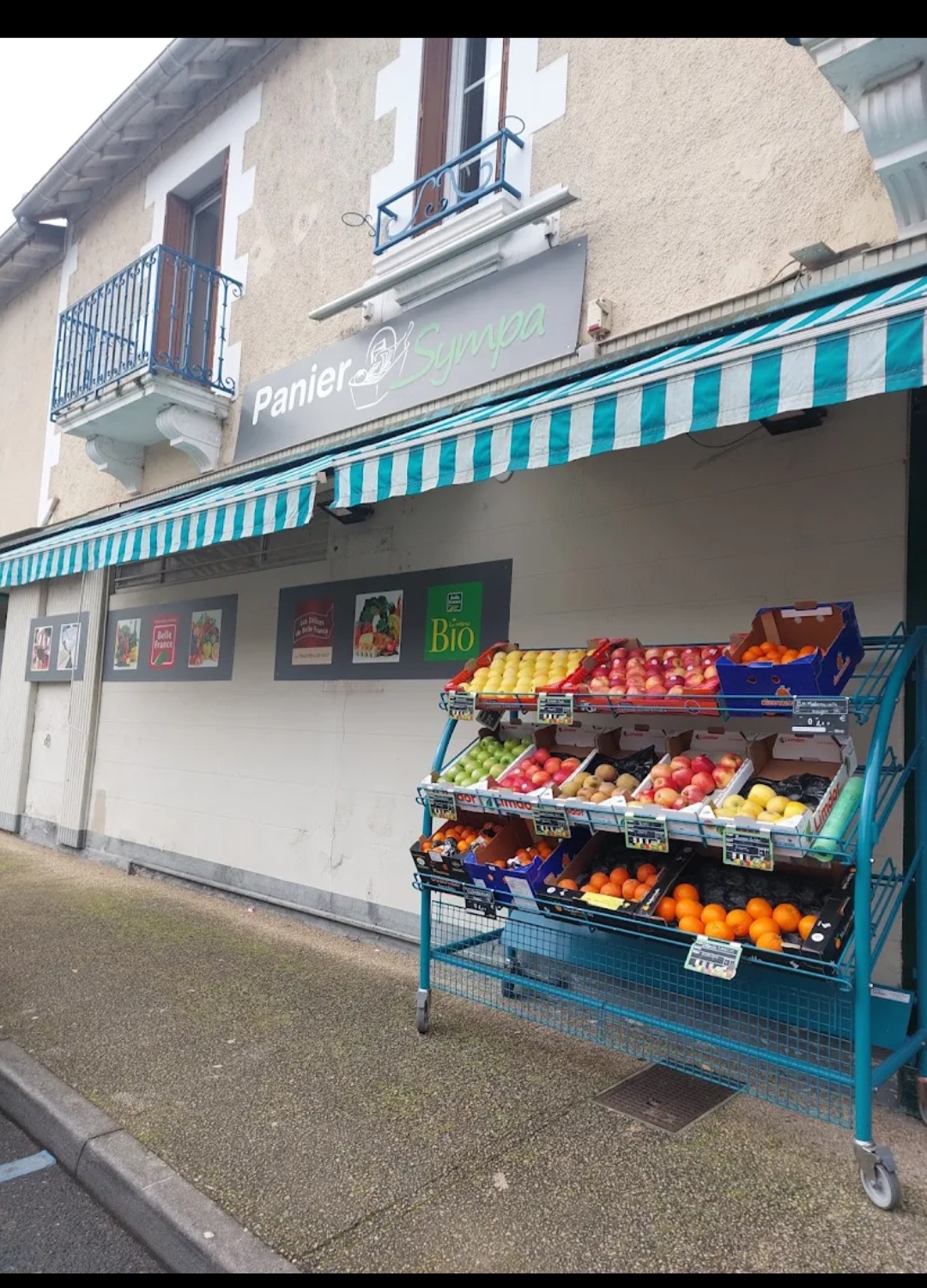 Vente Fonds de Commerce – Épicerie "Panier Sympa" – 86280 Saint-Benoît
À vendre fonds de commerce d’une épicerie idéalement située dans la région de la Vienne (86), au cœur d’un village dynamique de 7450 habitants à Saint-Benoît (86280).
📍 Emplacement stratégique :
Situé au centre du village,  proximité immédiate de nombreux commerces et services : restaurant-bar, boucherie, salon de coiffure, pharmacie, kinésithérapeute, gîte, agences immobilières…
🛒 Activité
Épicerie sous enseigne Belle France, offrant une large gamme de produits :
Alimentaire sec, frais et surgelé
Boissons
Produits ménagers
Fruits et légumes
Produits pour animaux
Produits locaux
Fromage à la coupe (vitrine neuve)
Dépôt de gaz
Service de livraison à domicile
📊 Données financières
Chiffre d’affaires : 235 000 €
Prix de vente : 38 000 € (hors stock)
Loyer : 1 174,39 € / mois
Logement non fourni
📐 Superficie
Surface totale : 230 m²
Magasin : 200 m²
Réserve : 30 m² comprenant chambre froide, cuisine, WC
Grande cour intérieure avec espace de stockage couvert
🅿️ Atouts
Nombreuses places de parking
Clientèle fidèle composée des habitants du village
Flux touristique régulier
Matériel en bon état :
Vitrine produits frais 4 portes (neuve)
Vitrine fromage (neuve)
2 congélateurs en bon état
Commerce clé en main, prêt à exploiter immédiatement. Belle opportunité pour toute personne souhaitant investir dans un commerce de proximité dans un secteur dynamique.
Pour Plus d'informations ou pour organiser une visite 
Téléphone :05 49 88 48 30