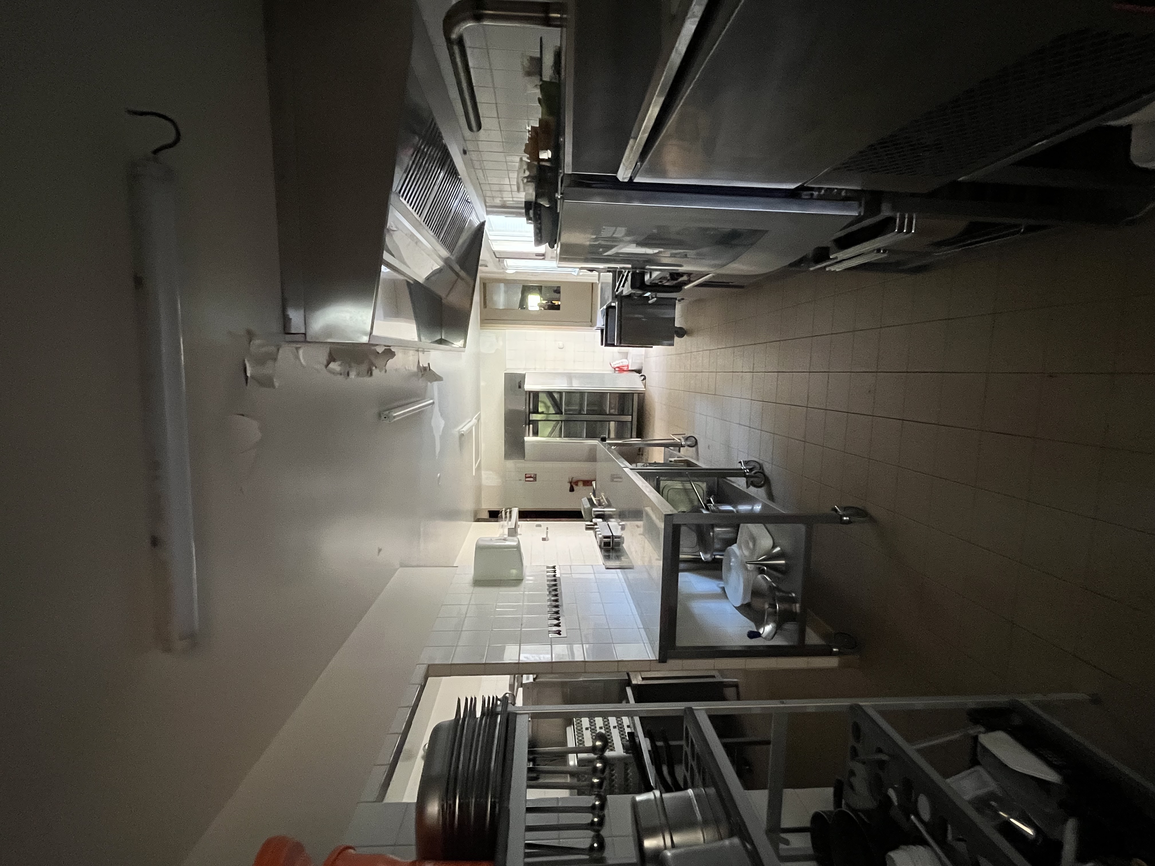 La commune de la Buxerette recherche un repreneur motivé pour exploiter son restaurant-bar multi-services situé dans un cadre rural authentique, au sein d'un bourg calme de la campagne berrichonne.
Situé à 8 km d’Aigurande, 20 km de LA CHATRE, 29 km d’ARGENTON SUR CREUSE, 39 km de CHATEAUROUX et 46 km de GUERET, cet établissement constitue le seul commerce de la commune et occupe une place essentielle dans la vie locale.
Au-delà d'un simple restaurant, il s'agit d'un véritable lieu de rencontre et de convivialité, offrant de nombreuses possibilités de développement pour un professionnel souhaitant s'investir dans un projet de territoire.
Entièrement rénové, le restaurant offre aujourd'hui un cadre accueillant, moderne et fonctionnel, permettant une prise en main rapide de l'activité. Avec son logement intégré, ses équipements professionnels et des charges maîtrisées, il constitue une opportunité idéale pour concrétiser un projet entrepreneurial dans un environnement rural authentique. 
Partie accessible au public
•	Salle de bar de 38 m² (20 places assises)
•	Petite salle de restaurant de 27 m² (22 places assises)
•	Grande salle de 112 m² (112 places assises)
•	Sanitaires, dont toilettes accessibles aux personnes à mobilité réduite
Partie professionnelle
•	Cuisine professionnelle de 33 m²
•	Grange de 25 m²
•	Cave de 27 m²
Logement sur place
L'établissement dispose d'un logement intégré permettant une installation immédiate :
•	2 chambres de 14 m²
•	1 chambre de 10 m²
•	Salon avec possibilité d'aménager un coin cuisine (14 m²)
•	Salle de bain et toilettes
•	Grenier de 9 m²
Équipements de confort
•	Chauffage au gaz
•	Pompe à chaleur réversible
Une reprise facilitée
La commune met à disposition la Licence IV et propose un bail commercial.
Le loyer mensuel comprend :
•	Logement : 150 €
•	Restaurant : 450 € HT
Afin d'accompagner le démarrage de l'activité, un loyer progressif est mis en place sur la partie commerciale :
•	350 € HT/mois la première année
•	400 € HT/mois la deuxième année
•	450 € HT/mois à partir de la troisième année
Matériel professionnel mis à disposition
L'établissement est équipé pour permettre une reprise rapide de l'activité :
•	Centrale de lavage
•	Meuble bas inox
•	Étagères de stockage
•	Table réfrigérée 2 portes
•	Fourneau gaz 5 feux avec grand four
•	Bain-marie
•	Grill
•	Friteuse professionnelle
•	Four mixte 6 niveaux
•	Chariot de service
•	Rayonnages de stockage
•	Douchette professionnelle
•	Table centrale inox
•	Hotte de cuisine
Un projet accompagné
La commune souhaite accueillir un professionnel ou un couple de professionnels porteur d'un projet sérieux et pérenne.
Consciente des enjeux liés à une installation en milieu rural, elle se tient prête à accompagner le futur exploitant dans ses démarches. Selon la situation du candidat et la nature du projet, un accompagnement personnalisé pourra être proposé afin d'identifier les dispositifs mobilisables et les éventuelles aides à l'installation.
Reprendre cet établissement, c'est choisir d'entreprendre dans un cadre de vie agréable tout en devenant un acteur clé de la dynamique locale.
Vous avez un projet de restauration en milieu rural ?
 N'hésitez pas à nous transmettre votre candidature accompagnée d'une présentation de votre projet.