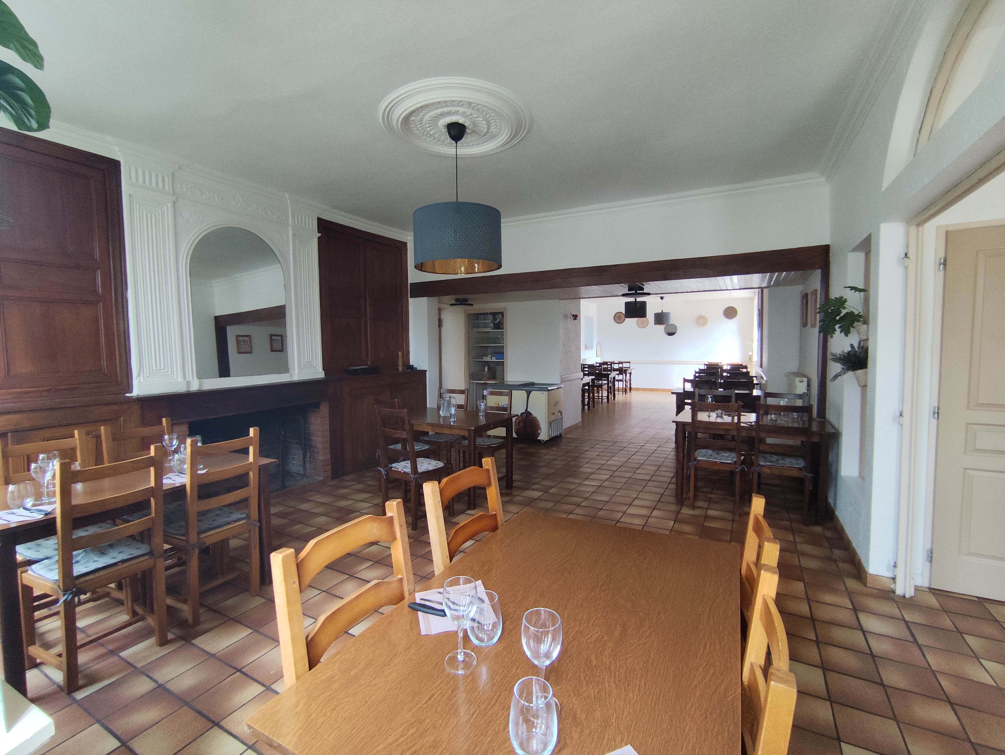 Vend  fond de commerce d'un bar restaurant dans un village typique de l'Aveyron.
Ancien presbytère, cet établissement plein de charme, rafraîchit en 2024 situé dans une commune dans l'axe entre Rieupeyroux et Villefranche de Rouergue.

Cet établissement a une capacité d'accueil de 70 couverts a l'intérieur, ainsi qu'une véranda, plus une terrasse a l'avant et un jardin pourvant accueillir une trentaine de couverts.
Parking gratuit en face.

Il se compose d'une véranda, d'un espace bar, d'un hall d'entrée qui dessert un WC au norme PMR et une grande salle de réception.
Une cuisine équipée, un espace plonge et une réserve complètent ce bien .
Licence IV.

Pour plus d'informations, n'hésitez pas a nous contacter par téléphone 
Aux horaires suivantes : du mardi au samedi de 8h30 à 14h et de 17h30 a 20h.