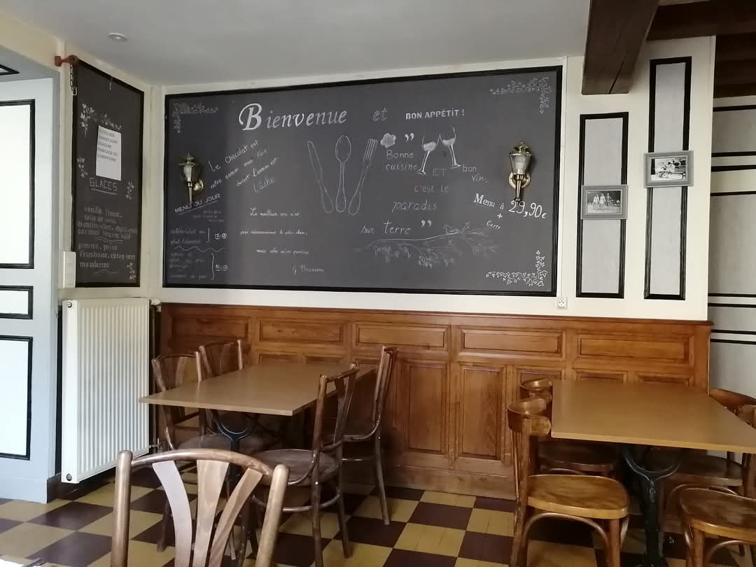 Ensemble immobilier actuellement Brasserie / Chambres d'hôtes/Bar .
Idéal couple, Affaire à faire fructifier dans village avec écoles ( Mat § Primaire avec Gymnase ,Bus pour Collège), Epicerie, Boulangerie, Artisans.
Bar 66 m² , Salle de restaurant 36m², Salon 26 m²,Cuisine Pro 19m² + arrière cuisine 14m², appartement T2 42m², 5 Chambres SDB privative + WC, Appartement T2 Rez de jardin 46m², Garage 90m² + Petit garage 27m², 3 caves  environ 130m², Terrain clos 900m² dont terrasse 70m²(arboré). Le tout vendu entièrement meublé . Tous contrôles effectués( électricité, incendie etc..).
Chauffage Gaz et Electricité( Radiateurs connectés) + Cheminée Salle de Restaurant. Fenêtres double vitrage .
Cour privée. Parking public 50 m.
Possibilité achat Gîte 110 m², côté cour, 80K€.

CA 110 K€ sans salarié.
Prix Murs et Fond ; 400 000