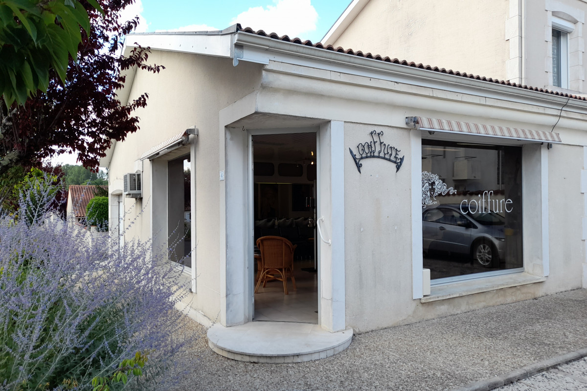 A vendre fond de commerce cause départ en retraite situé en centre ville de Matha bon Chiffre d affaire clientèles fidèles, le matériels reste dans le fond de commerce ( machine à laver , sèche linge , frigo offert ...) pas de personnel à reprendre parking devant le magasin places gratuites pour tout autres renseignements téléphoner au heures repas. 20 000 euros prix à débattre Loyer 586 euros toutes charges comprises (eau, électricité, chauffage, clim ) .