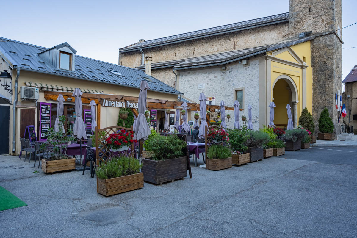Cède fonds de commerce d’un restaurant avec une épicerie, idéalement situé au centre du village de Roubion, à proximité immédiate du Parc National du Mercantour, dans un environnement naturel et touristique privilégié.

- Restaurant proposant une cuisine niçoise traditionnelle
- Produits locaux, frais et de saison
- Certaines cuissons réalisées au feu de bois
- Corner épicerie : produits frais, produits du terroir
- Dépôt de pain et pâtisserie maison

Périodes d’ouverture : De mai à octobre : ouvert tous les jours midi et soir (soir sur réservation). De fin décembre à fin mai : Midi du jeudi au dimanche (soir sur réservation)

Les points forts :
- Établissement labellisé Bistrot de Pays et Esprit Parc National
- Terrasse 60 places et 35 couverts à l'intérieur
- Clientèle locale et touristique. L'établissement se trouve sur un itinéraire motard
- Logement attenant en R+1 :Type T3, idéal pour exploitant

Loyer global (restaurant + logement) : 900 € HT / mois