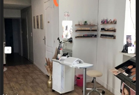 À vendre – Institut de beauté clé en main – Listrac-Médoc (33)

✨ Belle opportunité de reprise pour professionnel(le) de la beauté ! ✨

Après plusieurs années d’activité, je propose à la vente mon institut de beauté situé à Listrac-Médoc, pour un changement de projet professionnel.

L’institut bénéficie d’un espace agréable d’environ 85 m², parfaitement aménagé, avec plusieurs cabines permettant de développer différentes prestations.

Le local comprend notamment 5 cabines :

- Cabines de soins visage et corps
- Espace épilation et épilation définitive
- Cabine équipée Waterbike
Et deux autres cabine
 - Climatisation réversible
- Adoucisseur d’eau
- Matériel professionnel complet permettant une reprise immédiate

L’activité est actuellement orientée autour des soins esthétiques, soins corps, épilation, soins pieds, minceur/bien-être et prestations spécialisées.

💡 Possibilité de développer l’activité grâce à la location ou mise à disposition de cabines à des professionnelles indépendantes (freelance) : masseuse, prothésiste ongulaire, praticienne bien-être, etc., afin de créer un véritable espace beauté/bien-être partagé.

✅ Institut prêt à travailler
✅ Matériel disponible pour démarrer immédiatement
✅ Potentiel de développement important
✅ Clientèle existante

La vente intervient uniquement dans le cadre d’un changement de voie professionnelle. 
Le prix de vente comprend le stock produits ,le matériel et bien sûr 'a clientèle . 

Une belle opportunité pour une personne souhaitant s’installer ou développer son activité dans un lieu déjà aménagé.

📩 Contactez-moi pour plus d’informations, photos, chiffres et visite.