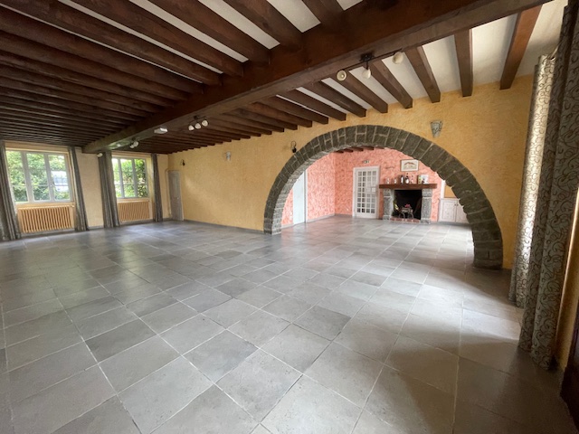 Les atouts :
situé en centre-bourg
établissement reconnu
grande capacité d'accueil
nombreuses possibilités
L’activité :

Ancien Hôtel-Restaurant : idéal pour créer une activité de chambres d'hôtes ou de gîtes ou pour une grande famille.

Opportunité unique pour un repreneur souhaitant redonner vie à ce lieu emblématique de la Creuse à rénover.

Fort potentiel pour relancer une activité de restauration (gastronomique, traditionnelle, atypique, etc.) et une activité d’hébergement.

Flux importants : voyageurs d’affaires et touristes.

Le local :

Bâtisse de 20 pièces de 540 m²

Au RDC :

- une spacieuse entrée pouvant accueillir une activité de bar,

- deux grandes salles de réception (une salle de 40 couverts et une autre de 30 couverts) idéales pour des séminaires, conférences et tables d'hôtes,

– un espace cuisine professionnel à rénover,

- WC avec accès PMR.

- différents petits espaces : bureau, cave, buanderie, chaufferie, vestiaires

À l'étage :

- 5 chambres avec salle d'eau et WC privés,

- 1 suite avec deux chambres, salle d'eau, WC séparés

- un espace bureau indépendant,

- un duplex privé de 140 m² comprenant une cuisine aménagée et équipée, un séjour, 2 salles d'eau, 2 WC et 3 chambres, dont 2 avec dressing.

Sous les toits :

Grenier avec une grande capacité de stockage.

En face de l’établissement :

- un petit terrain d'environ 350 m² avec terrasse (30 couverts maximum) à rafraichir, un garage et une dépendance (avec chambre froide).

L’environnement :

Nouzerines, commune de 255 habitants située au

nord-est de la Nouvelle-Aquitaine à la frontière de l'Indre, à 15 min de Boussac, 30 min de La Châtre, 1 heure de Montluçon et de Châteauroux.

Cette commune vivante dispose d'une école, de nombreux artisans, producteurs/éleveurs, une église romane inscrite à l’inventaire supplémentaire des Monuments historiques de 1963 et d'un lavoir rénové, ancien lieu de procession.

Nouzerines offre un cadre verdoyant à proximité de lieux touristiques: le Château de Boussac, les Pierres Jaumâtres, le lac de Sidiailles et de nombreux chemins de randonnée.

Informations pratiques :

Prix du bien net vendeurs : 205 000 €

L'activité a cessé en février 2024, laissant les locaux vides en attendant un nouveau projet.

Plus de photos sur demande

Aide(s) possible(s)
La municipalité est prête à accompagner les porteurs de projets sérieux dans leur installation (mise en relation, communication locale…).