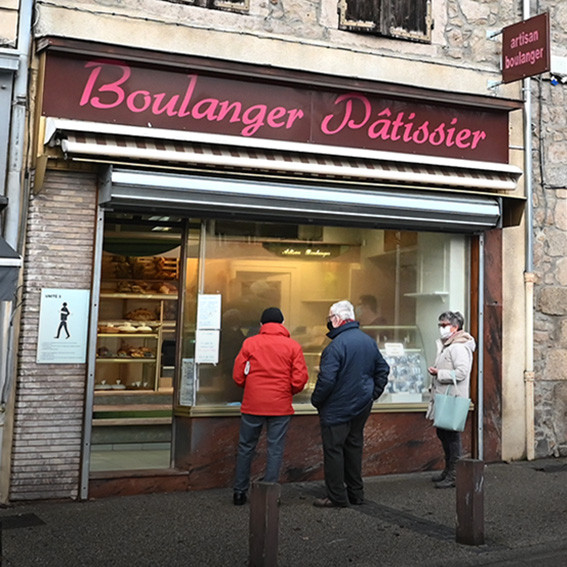 Vend fonds et murs. 
Cette boulangerie traditionnelle est située sur une commune rurale du Parc Naturel Régional du Pilat de 1200 habitants. Clientèle locale et de passage. Le dirigeant a repris l?entreprise familiale en 1991 il la cède actuellement pour cause retraite. Aucun salarié n?est à reprendre, cependant l?activité conviendrait à un couple. Le CA est relativement stable mais peut être développé.

Le local comprend un magasin de 20 m2, un laboratoire pâtisserie et un fournil vendu en l?état. Quelques travaux de rafraichissement sont à prévoir. Le local comprend également une partie habitation à l?étage qui ne peut être dissociée.

Le matériel est complet pour l?activité, le four est ancien mais bien entretenu. Pas d?investissement à prévoir

Prix du fonds : 100 000 ?           Prix des murs (commerce+habitation) : 110 000 ?