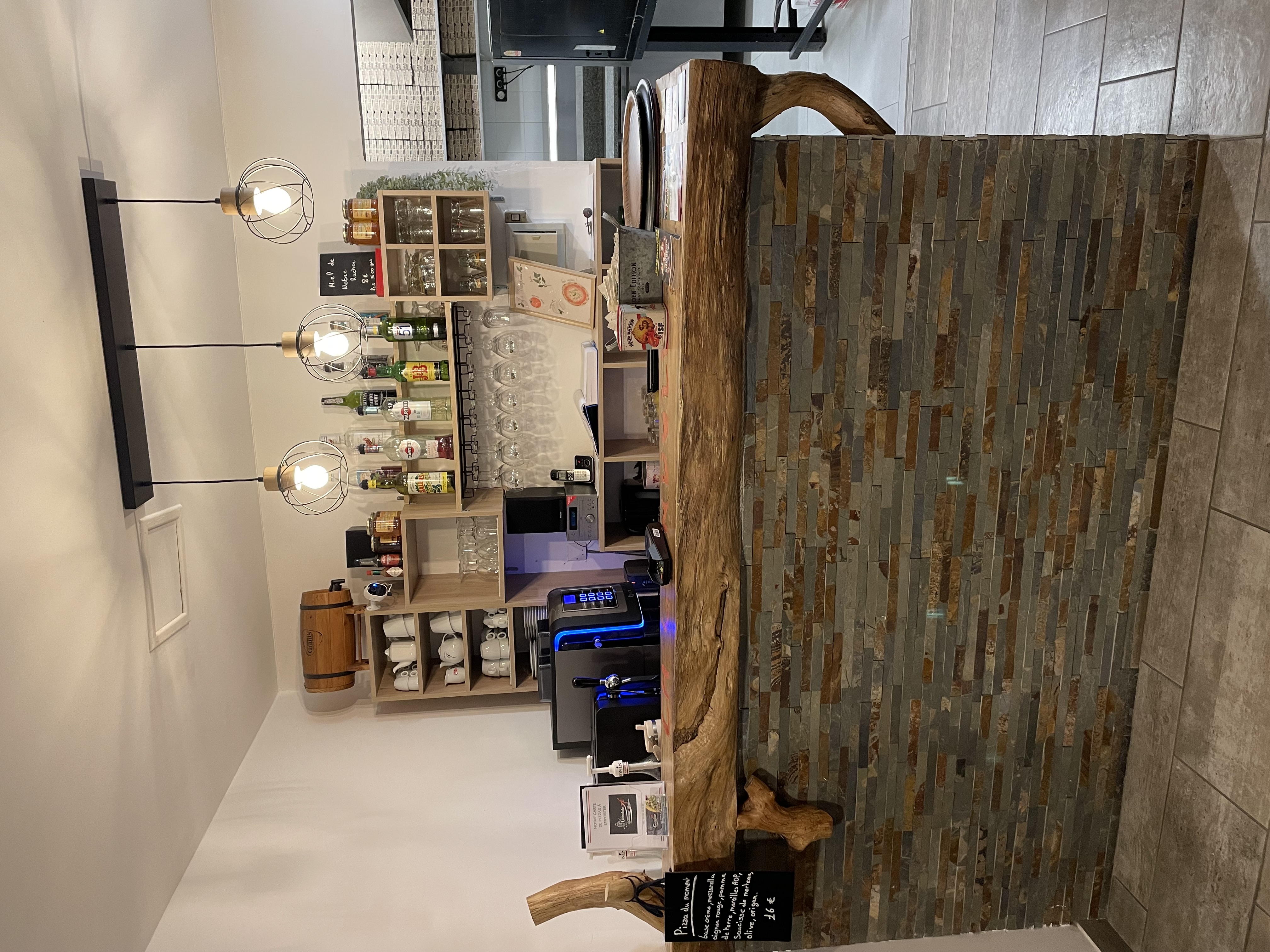 Bonjour,

Après quelques années d’exploitation, nous mettons en vente notre fond de commerce implanté dans un village de 2500 habitants. 
Pizzeria majoritairement (quelques plats à la carte autrement). Capacités 20 couverts en intérieur et 20 à l’extérieur. 
Ouverte toute l’année, grosse activité les deux mois d’été notamment. 
245k CA dernier bilan
2 gérants + 1 salarié à l’année mais cette affaire serait idéal pour un couple de gérant à l’année et saisonnier à partir de mai (ouverture de la terrasse)
Cuisine refaite à neuf l’an passé. 
Prix de vente: 120k