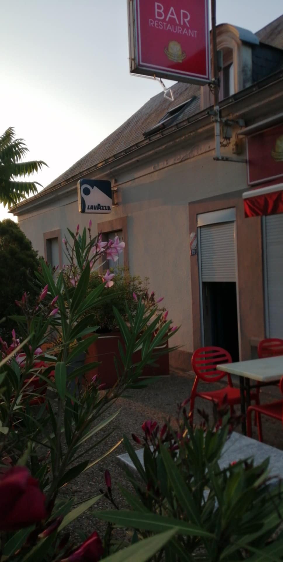 Dans un village de 1260 habt ,sur un axe Le Mans, Angers, à 6 km d'une ville de 15000 habt très passager.
Grands parking devant établissement gratuit.
Tenu par un couple depuis 8 ans, une serveuse à mi temps depuis mai 2025.
Pour nous les trimestres d'un travail d'une vies sont complets.
Le bar restaurant est ouvert que le midi, du lundi au vendredi, pas de prestation extérieure.
Au menu ouvrier et familiale, service buffet d'entrée, le talent culinaire des plats mijoté seront appréciés.
Salle de 60 places assises, dont une pour groupe sur réservation de 16 à 23 pers. Totalité de la surface de l'établissement 120 m2.
Une terrasse paysagé de 12 couverts.
Travail avec carnet de clientèle à la fiche pour les ouvriers.
Congés annuel 2 semaines en août,2 semaines aux fêtes et tous les fériés.
La cuisine à été refaite à neuf en 2019 ainsi que tout le matériels, four 7 niveaux, plancha gaz, friteuses électrique, fourneau 4 gaz plus plaques milieu et four gaz, installation électriques et gaz de ville tout est en inox.
Ce restaurant dispose d'une grande chambre positive "évaporateur neuf en avril 2025" une tour 2 portes et trois vitrines positives ainsi que 2 grand buffets pour le buffet d'entrée acheté en 2019 .
ballon eau chaude pour plonge séparé de la cuisine changer en 2024.
chaudière gaz pour le chauffage restaurant et eau chaude cuisine changer en 2023.
cave en dessous du restaurant.
Au dessus un logement 2 belles chambres ,un bureau ,une pièces avec kitchenette ,une salle de bain avec wc(tous repeint en 2025).bail commerciale de 3,6,9 ans, loyer avec logement 950€ mensuel.
chiffre d'affaires stable de 2023,2024,2025. 
bilan comptable à disposition.
pas de contrat à reprendre sur aucun matériel.