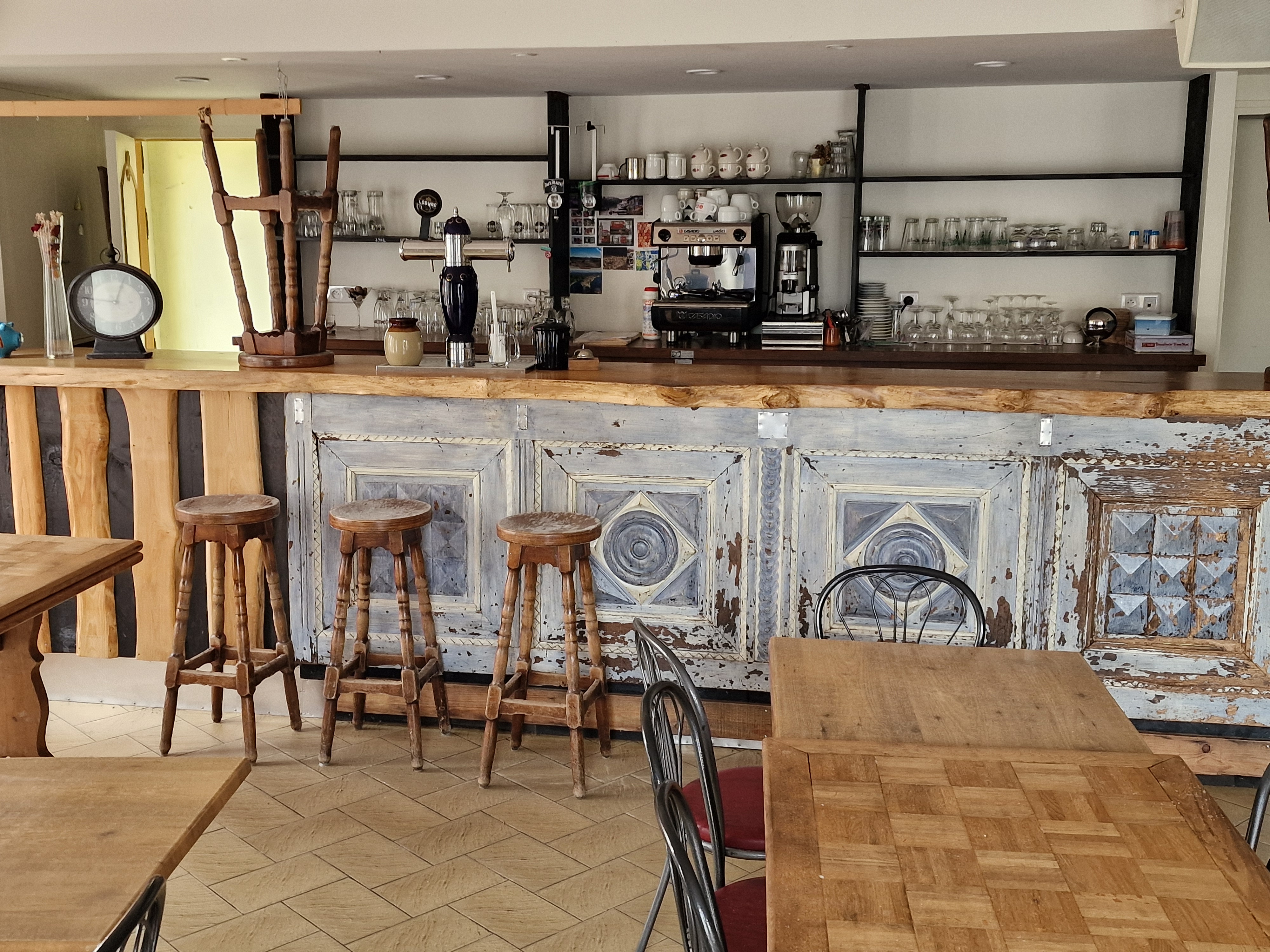 A louer sur la commune de Monteneuf, fonds de commerce comprenant un bar et services divers (presse, dépôt de pain, point poste, relais colis, snacking, FDJ, etc....). Fonds de commerce à recréer suite à un dépôt de bilan. 

Située à l’orée de la fôret de Brocéliande, à 50 min de Rennes et de Vannes et du Golfe du Morbihan, Monteneuf compte 763 habitants. Riche d’un patrimoine naturel et culturel d’exception, on y trouve les Landes de Monteneuf dont le site est lauréat du dispositif « Site culturel et naturel d’exception ». La commune bénéficie d’un formidable réservoir de biodiversité sur 125 ha classé Réserve Naturelle Régionale de Bretagne. Plus de 500 monolithes et 42 pierres droites datant de 4500 à 3000 ans av. J.-C. font de Monteneuf un site mégalithique majeur pour la Bretagne intérieure. Le site accueille 35 000 visiteurs par an. Monteneuf se situe sur l’axe passant Guer (bassin d’emploi) – Malestroit (petite cité de caractère). Elle est reliée rapidement à l’ensemble des services (centre hospitalier, pôles médicaux, collèges, lycées…), équipements sportifs et de loisirs (piscine, cinéma, médiathèque…) et des bassins d’emplois et entreprises importantes (Mix Buffet, Entremont, Yves Rocher, Fenetrea, Celvia…). Elle est également à proximité de La Gacilly dont le Festival Photo attire chaque année plus de 300 000 visiteurs. Le café se situe sur la place centrale du village. Cet emplacement lui assure une excellente visibilité auprès des habitants comme des nombreux automobilistes de passage. Le commerce dispose d'une terrasse en façade donnant directement sur l’axe Guer-Malestroit, idéal pour développer l'activité bar et accueillir la clientèle aux beaux jours, et pouvant être aménagé selon les besoins de l'exploitant. Véritable commerce de proximité, il constitue un lieu de vie convivial propice aux rencontres pour les habitants et les visiteurs. La commune souhaite pérenniser ce commerce et renforcer son attractivité en maintenant l'ensemble des services de proximité aujourd'hui proposés. Les services et activités supplémentaires seront particulièrement appréciés dès lors qu'ils contribuent à dynamiser le commerce et le centre-bourg. En plus du commerce au rez-de chaussée, un logement de 4 chambres à l’étage est compris dans le loyer ainsi que la licence IV appartenant à la commune, propriétaire des murs. Le mobilier et matériel de production sont mis à disposition du repreneur sous convention.
La commune recherche une personne seule ou un couple souhaitant s'investir durablement dans la vie locale. Le candidat devra notamment posséder une expérience ou des compétences en gestion d'entreprise, et présenter un projet commercial solide, réaliste et viable. 

Date de dépôt des candidatures avant le 9 octobre 2026
Cahier des charges de l'appel à projet transmis par mail sur demande 
Les candidats présélectionnés seront invités à présenter leur projet lors d'un entretien avec les représentants de la commune.