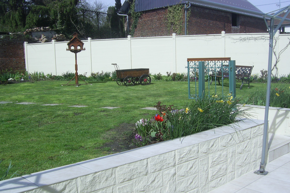 Situé entre Albert et Péronne dans la vallée de la somme Zone très touristique l été .travaillant avec le local toute l année brasserie comprenant:une salle pouvant contenir entre 35 à 40 personnes possibilité 2eme salle 20 personnes terrasse intérieur 20 personnes donnant  sur jardin fermé Possibilité de loger sur place ,partie privé ,garage.Potentiel évolution en ouvrant le soir.