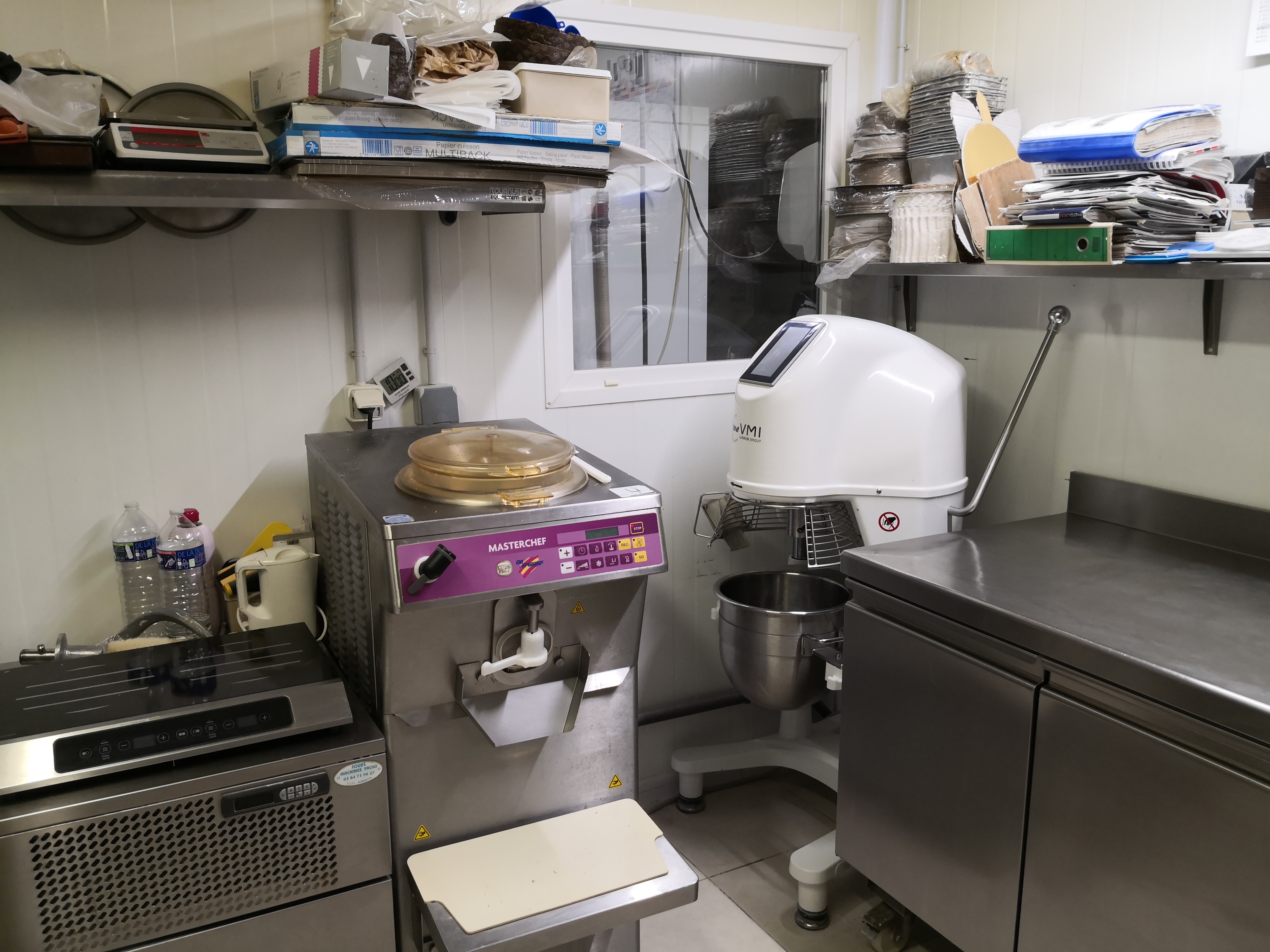affaire à saisir dans ville très dynamique du Haut Jura, proche de la Suisse, Boulangerie, Pâtisserie, Snacking idéalement situé sur axe de passage et disposant d'un important parking privé. Locaux spacieux et très bien équipés. CA 2024 > 630K€  Couple de professionnels (M. Pâtissier et Mme vendeuse) accompagnés d'une équipe de 3 boulangers, une vendeuse temps plein et une vendeuse 24h/mois.