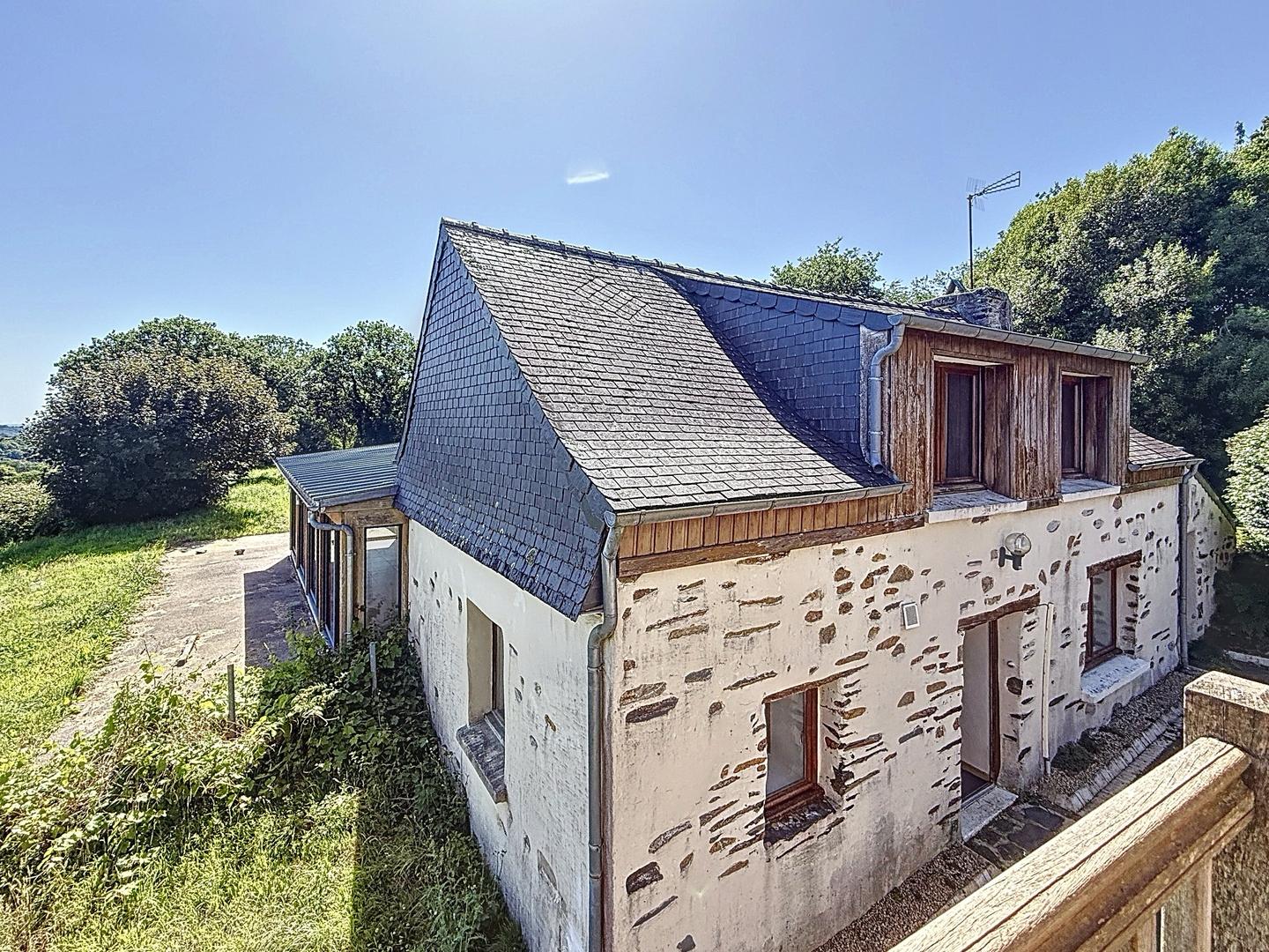 2 HABITATIONS - ANCIEN GITES- 13 PIÈCES - 7 CHAMBRES - 368.0M² - OPPORTUNITÉ À SAISIR DANS UN CADRE IDYLLIQUE SANS VIS-A-VIS.
Dans un cadre naturel d’une rare beauté, cet ensemble immobilier se compose de deux bâtiments entièrement rénovés avec soin. Nichée au cœur des montagnes d’Arrée, cette propriété séduira les amoureux de nature, de vastes horizons, de silence et de randonnées. Baigné de lumière et de sérénité, ce lieu paisible est une véritable invitation au ressourcement voir au changement de vie!

L’ancienne ferme se divise en deux corps distincts :
– L’un abrite une habitation principale alliant le charme de l’ancien au confort contemporain ;
– L’autre, un gîte prêt à accueillir une activité touristique sans délai.

Le gîte comprend quatre spacieuses chambres de 17 m², chacune avec salle d’eau privative entièrement refaite en 2023 et toilettes indépendantes. Une grande salle à manger ou salle de réception ouvre de nombreuses possibilités : stages artistiques, retraites de bien-être, événements sportifs, artisanaux ou encore poursuite de l’activité actuelle. Un atout précieux : le bien est vendu meublé, incluant lits, tables, linge, chaises, vaisselle et équipements de cuisine...

La maison d’habitation, aux murs de pierre traditionnels, conjugue authenticité et modernité. Elle offre trois chambres (avec potentiel d’une quatrième au rez-de-chaussée et possibilité d’aménager le grenier). Au rez-de-chaussée : une cuisine dinatoire neuve et équipée (2024), une salle à manger lumineuse, un salon largement ouvert par des baies vitrées sur un panorama époustouflant, ainsi qu’une salle de bain avec douche et baignoire. Chauffe-eau solaire.

La vue, dégagée et sans vis-à-vis, embrasse un panorama qui invite à la contemplation, à la méditation, à l’évasion. Un spectacle vivant dont on ne se lasse jamais.

Un abris bois complète le bien. Il est possible d’acquérir en plus deux grands hangars ainsi que des terrains attenants.

Un bien rare à découvrir sans tarder.
