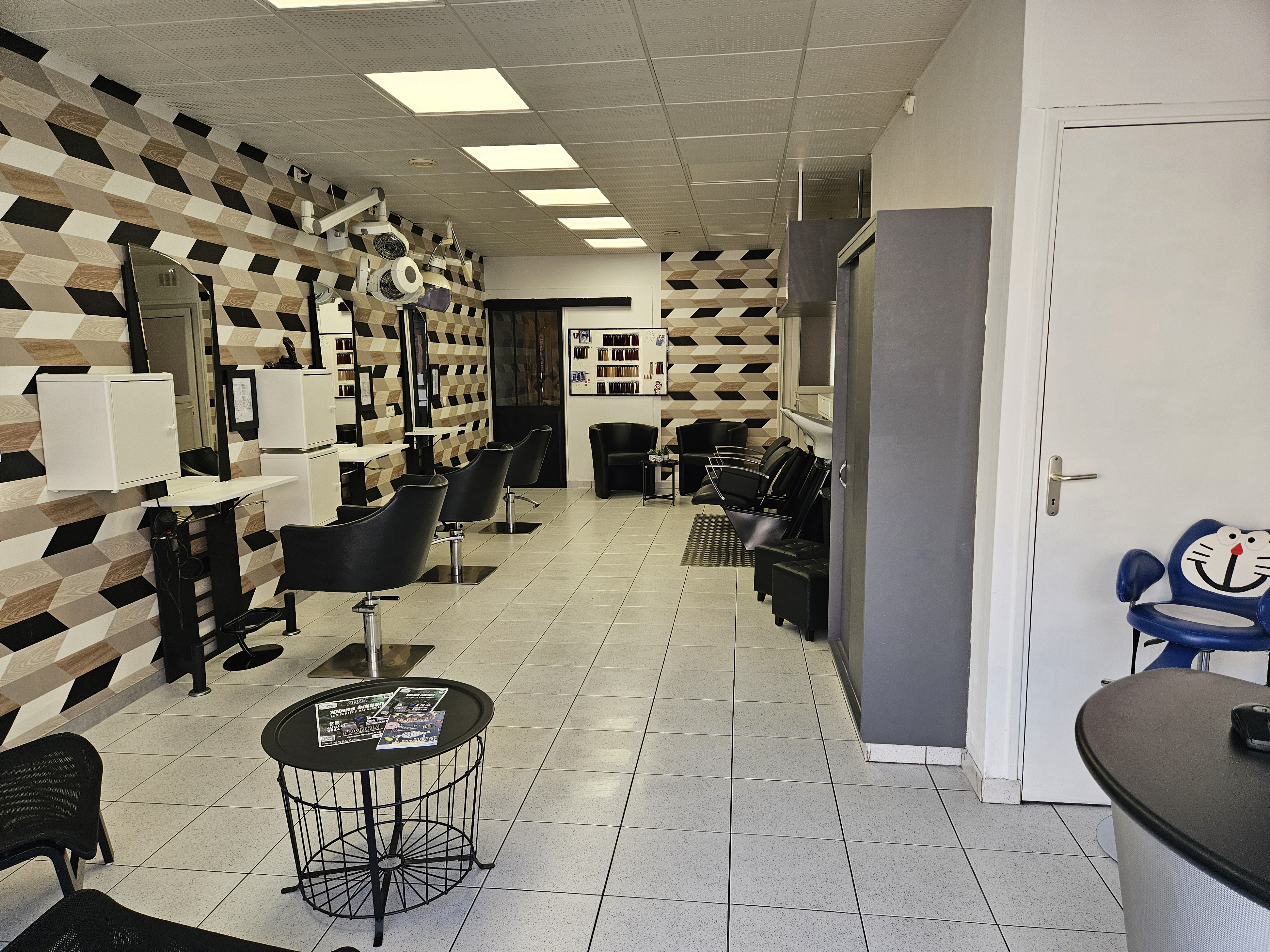 Local commercial avec salon de coiffure en centre ville.

Au Rez-de-chaussée, le salon de coiffure d'environ 61m², une pièce de stockage, une cuisine, wc
Chiffre d'affaire en augmentation constante, belle clientèle 
A développer 

 Chauffage au gaz collectif.

 A proximité des commerces, écoles, en plein centre.

Disponible de suite, cession pour raison de santé.
45000€ hors frais de notaire.

Possibilité d'acquérir l'ensemble immobilier, composé d'un appartement à l'étage de 62m2.