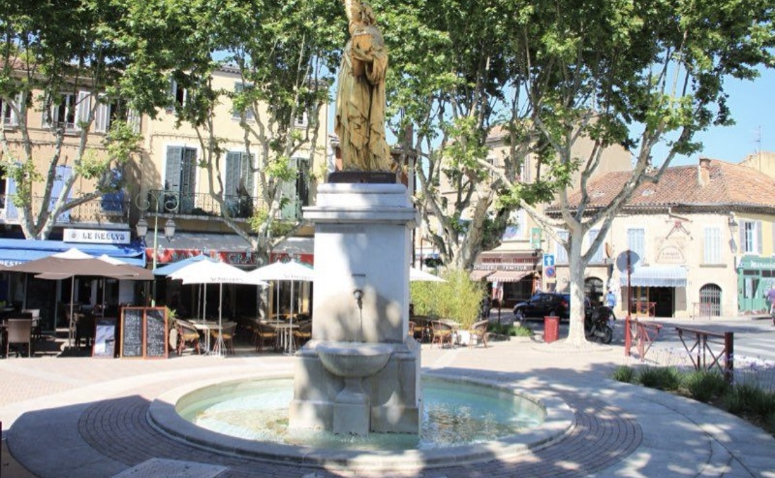 En plein cœur du village, rue de la république rue des commerçants à vendre pour raisons de santé, fond de commerce de plain-pied, accessible aux handicapés. Aucune marche, toilettes, indépendants avec lavabo et eau, chaude, climatisation, réversible, store et rideaux, électriques, motorisation neuve loyer de 740 € pour tout renseignement 06 95 75 18 85. Merci beaucoup