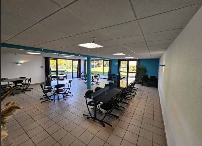 Le Domaine de Sangayrac propose en sous-location un restaurant à aménager et exploiter au sein de son complexe hôtelier, à Saint-Amans-des-Côts.
Le restaurant fermé depuis quelque année cherche à faire peau neuve. 

Caractéristiques du restaurant :

- Salle de restauration spacieuse et lumineuse
- Cuisine professionnelle à aménager selon votre projet
- Terrasse extérieure agréable
- Parking client accessible

Atouts du projet :

- Fort potentiel de clientèle avec le chantier EDF Montézic II, qui générera plusieurs centaines d’emplois et donc une demande importante en restauration et services

- Clientèle diversifiée : locale, touristique (lac, randonnées, campings, villages vacances), ainsi que groupes et séminaires accueillis sur place

 - Investissements à prévoir par le repreneur (four mixte)