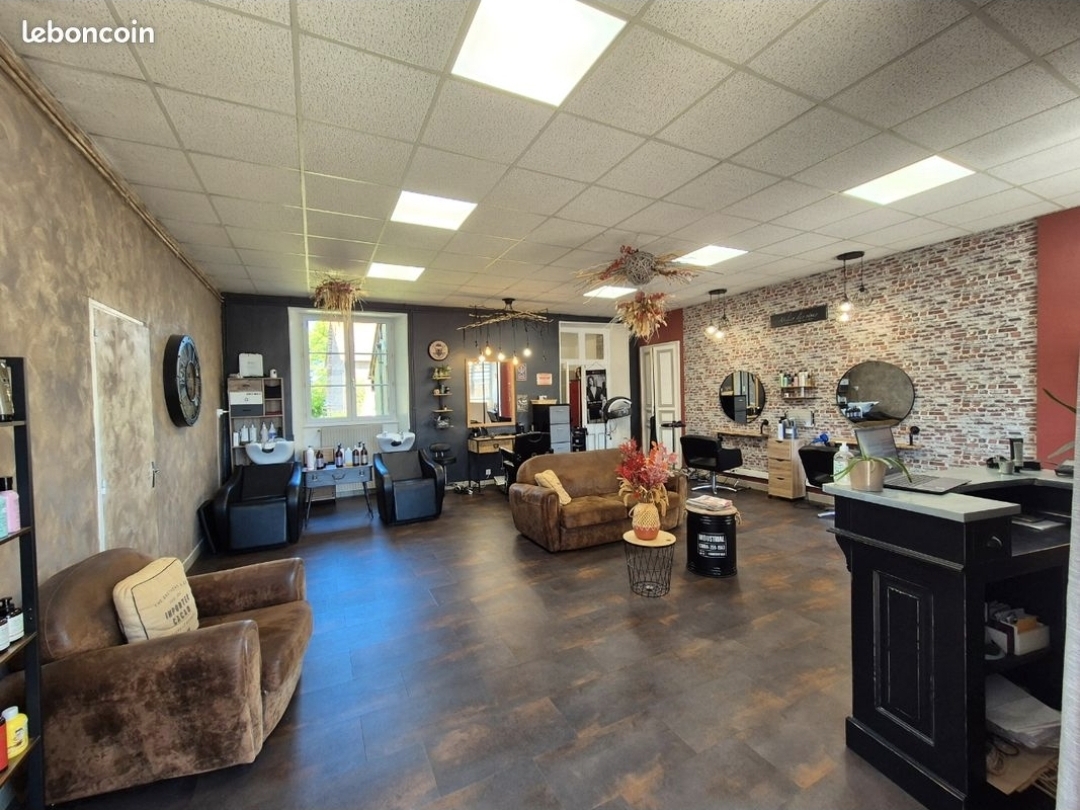 Salon de coiffure de 50m2 créé il y a 10 ans  bonne clientèle fidèle très familiale 
Moderne et coconing,
une salariée à temps plein 
Parking 
Accès handicapé 
4 poste de coiffure
2 bac à shampoing
Vente pour autre projet
Faible loyer avec chauffage compris 
Le commerce appartient à la mairie