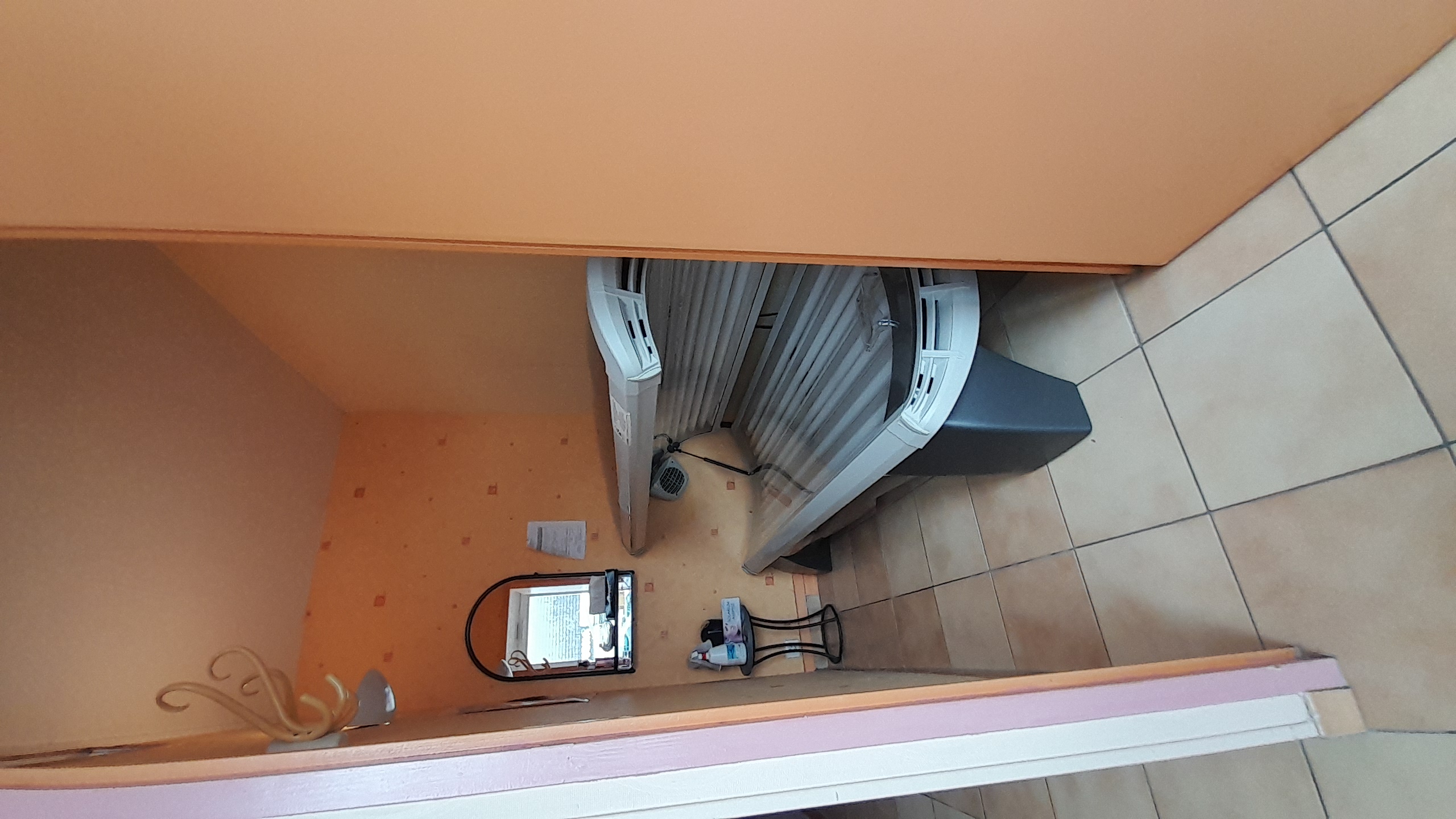 Situé sur un axe très passant en cœur de ville, avec des places de stationnement gratuites à proximité immédiate et tous les commerces à quelques pas, cet institut de beauté bénéficie d'un emplacement stratégique et d'une forte visibilité. 

Le salon, climatisé et opérationnel, est composé de plusieurs espaces bien agencés :  
- Une cabine de soins de 12m², confortable, cosy et bien isolée,
- Un accueil/boutique de 10m², permettant un contact agréable avec la clientèle et la vente de produits,
- Une pièce UV de 4m²,
- Une petite réserve pour le stockage et l'organisation du matériel.

L'ensemble est fonctionnel et exploitable immédiatement, même si quelques travaux de rafraîchissement (notamment peinture) sont à prévoir pour remise au goût du jour.

L'institut propose une large gamme de prestations : soins du visage et du corps, épilation, maquillage et manucure.

La clientèle est fidèle, variée et intergénérationnelle : de 12 à plus de 80 ans, composée majoritairement de femmes, mais incluant une part croissante d'hommes.

Opportunité idéale pour une esthéticienne souhaitant s'installer ou développer une activité existante.

➡ Accompagnement possible à la reprise.

Chiffre d'affaires moyen sur les trois dernières années : 52 000€ en progression.
Loyer : 537,78€/mois soit 6 453,36€/an.