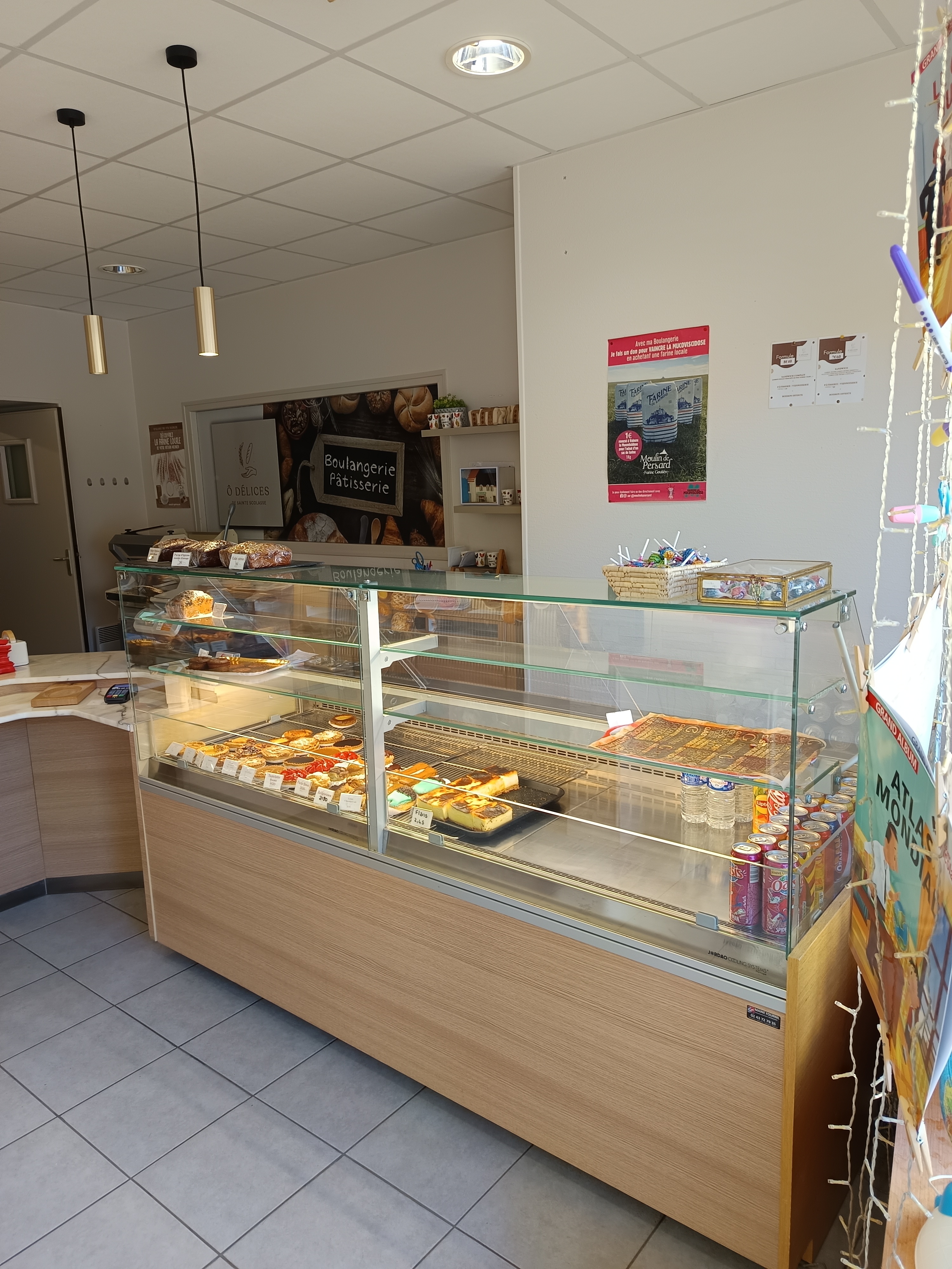 Boulangerie 105m2
Petit village de 600 habitants avec coiffeur, Épicerie,École...
Boulangerie avec tous le matériel neuf dispose d'une belle vitrine avec un local commercial, arrière boutique, courette, un grand labo.
Très grand appartement de 105m2 au dessus+ courette.