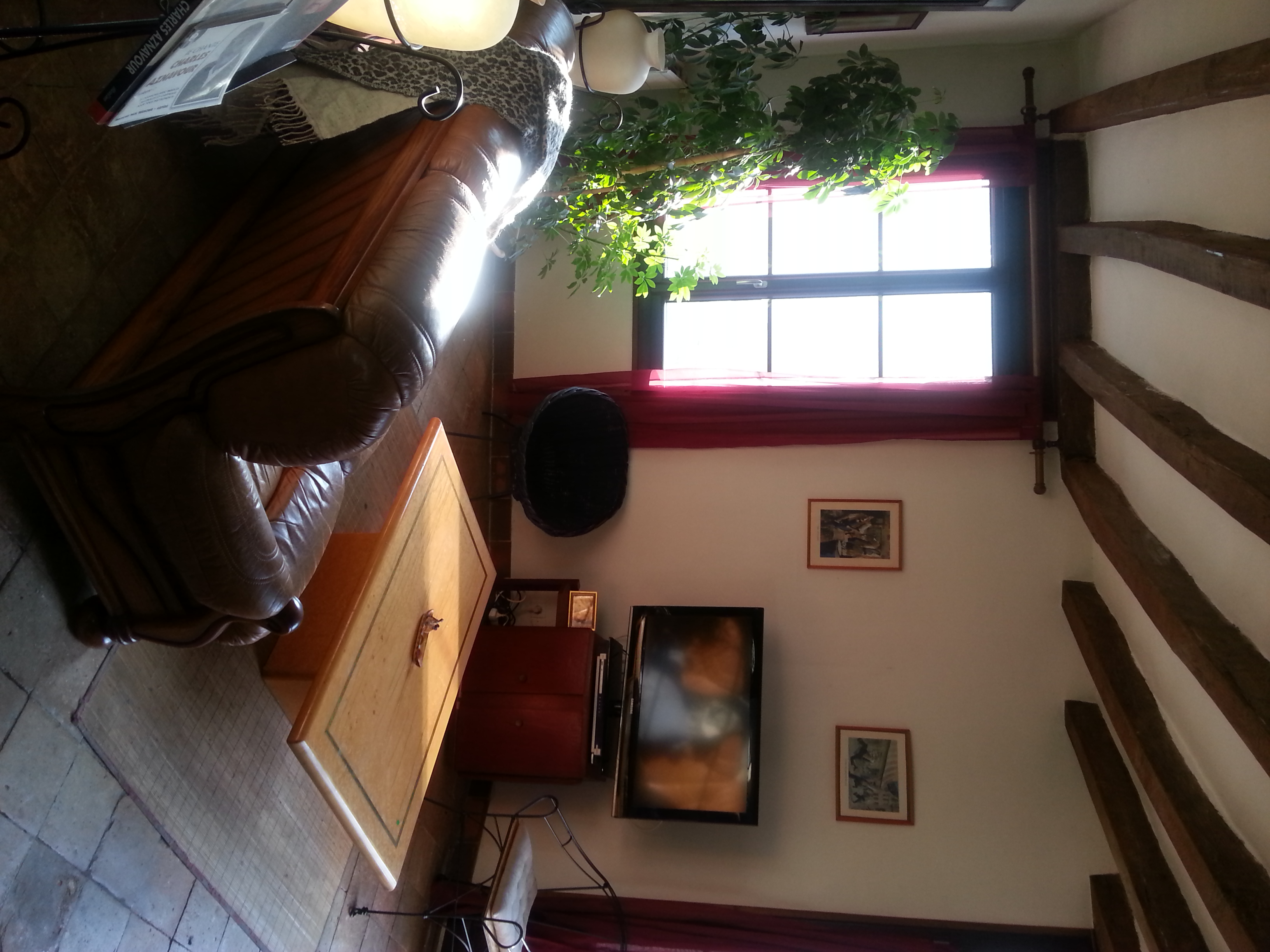 Pour investisseur, murs commerciaux 150m2
Commerce rez de chaussée bail 3/6/9
Loyer de 650€ TTC
Appartement : 2 chambres, salon, cuisine, SDB, wc, grand grenier aménageable.
Toiture et Charpente en très bon état.
Diagnostics fait (travaux isolation à prévoir)
Pas d'agence.
Impôts Fonciers : 840€ à l'année

Pour Photos et plus de renseignements, un premier mail avec téléphone.